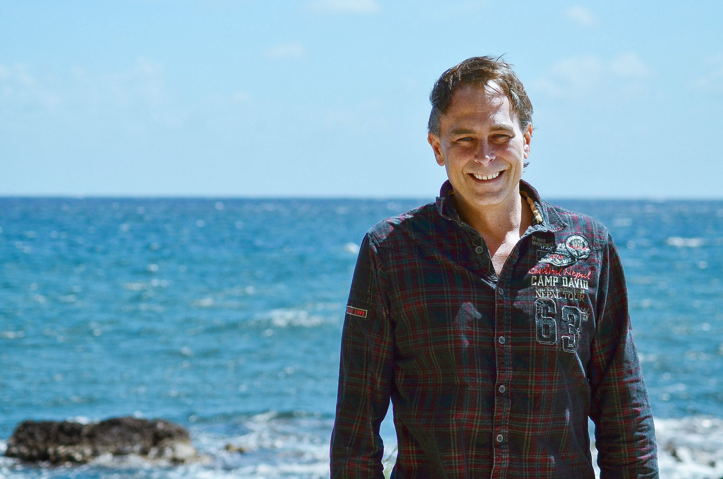 Brent Watson am Meer auf Mallorca